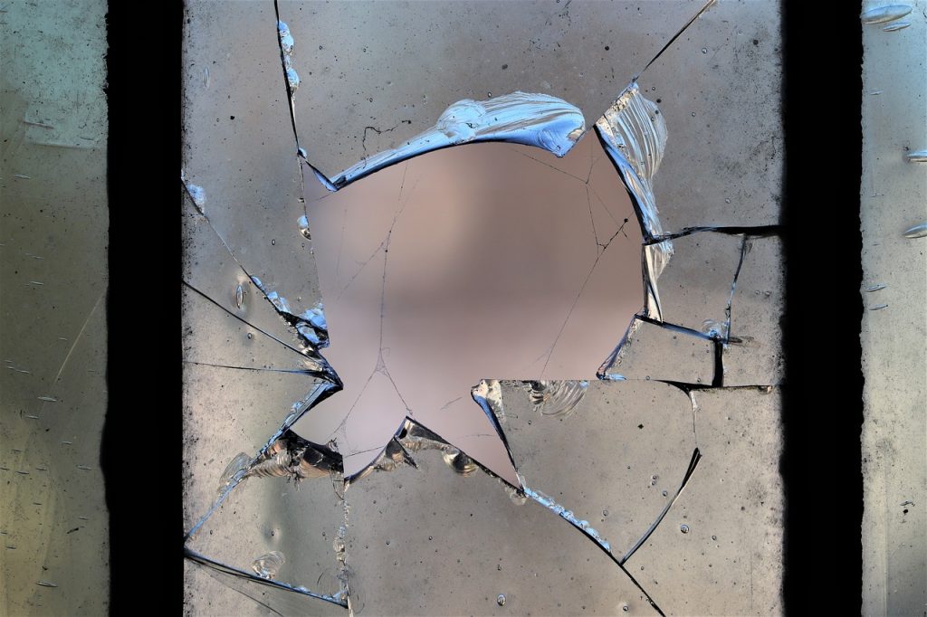 Une vitrine cassée: contactez un professionnel pour la réparation